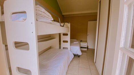 Quarto cama de casal e uma triliche