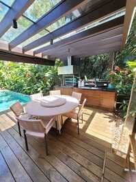 Home for lease great location. Whale beach