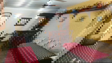 Nossa sala com tv smart e aquele cantinho do bar para você aproveitar  