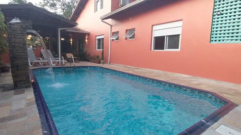 Casa em Condomínio - 6 suites com Ar, piscina priv, Churrasq, Wifi