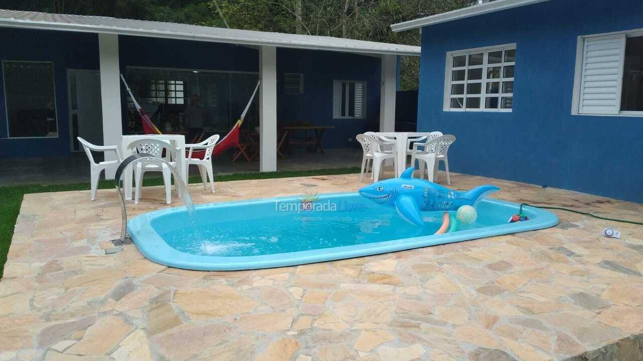Casa para alquiler de vacaciones em Caraguatatuba (Praia da Cocanha)