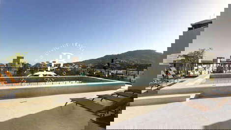 Apê no centro de Bombinhas! Piscina, churrasqueira 2 vagas de Garagem!