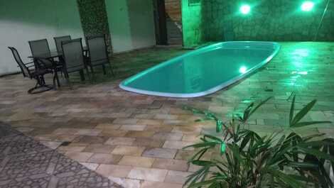 Se alquila casa con piscina en Caraguatatuba