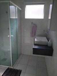 Banheiro com chuveiro quentinho.