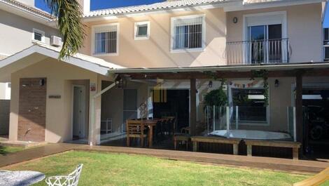 BEAUTIFUL HOUSE WITH JACUZZI AND SWIMMING POOL IN JURERÊ INTERNACIONAL
