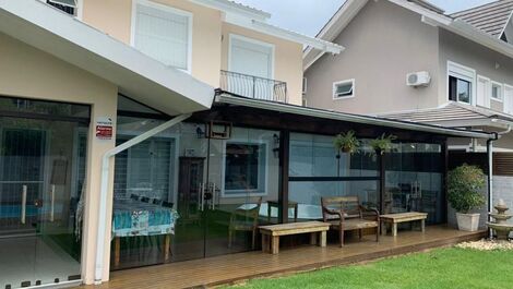 BEAUTIFUL HOUSE WITH JACUZZI AND SWIMMING POOL IN JURERÊ INTERNACIONAL