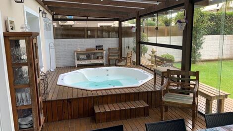 BEAUTIFUL HOUSE WITH JACUZZI AND SWIMMING POOL IN JURERÊ INTERNACIONAL