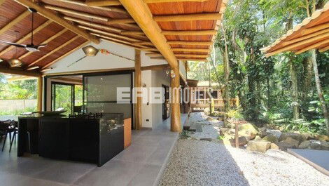 Casa com piscina e muito bom gosto na praia do Félix