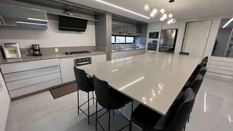 ¡Fantástica CASA, 5 dormitorios y 4 suites, con piscina y bañera!
