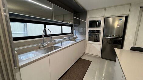 ¡Fantástica CASA, 5 dormitorios y 4 suites, con piscina y bañera!