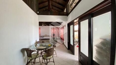 Linda e confortável casa com piscina na praia de Bombas