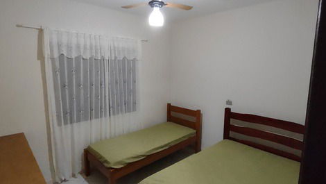 1º quarto, cama casal e solteiro, estante (c2)