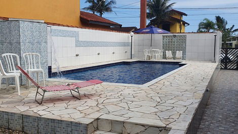 Piscina com cascata, praia e hidro