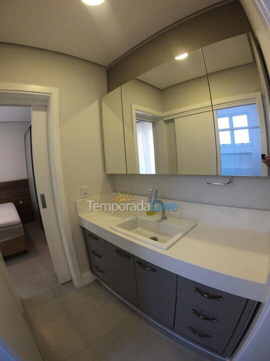 Apartamento para alquiler de vacaciones em Governador Celso Ramos (Praia de Palmas)