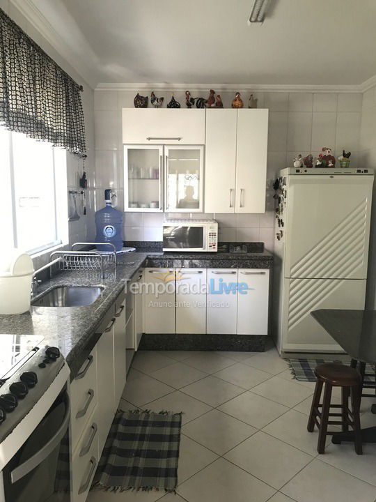 Apartamento para aluguel de temporada em Itapema (Meia Praia)