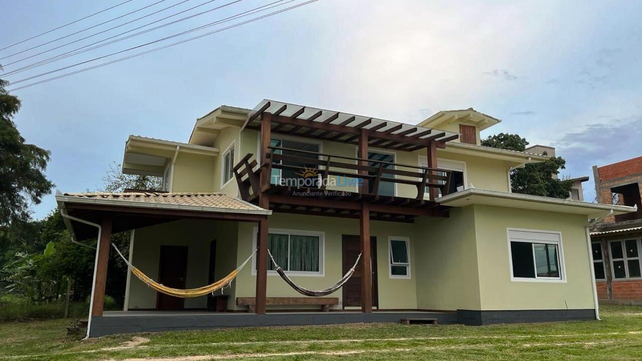Casa para aluguel de temporada em Imbituba (Praia do Rosa)