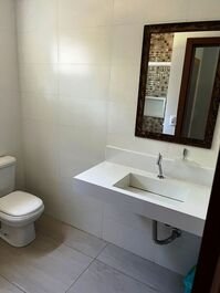 Casa na Praia do Rosa, 04 quartos 04 banheiros.