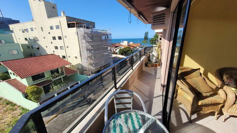 Apartamento de 2 dormitórios com vista para o mar na Praia de Bombas