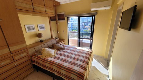 Apartamento de 2 dormitórios com vista para o mar na Praia de Bombas