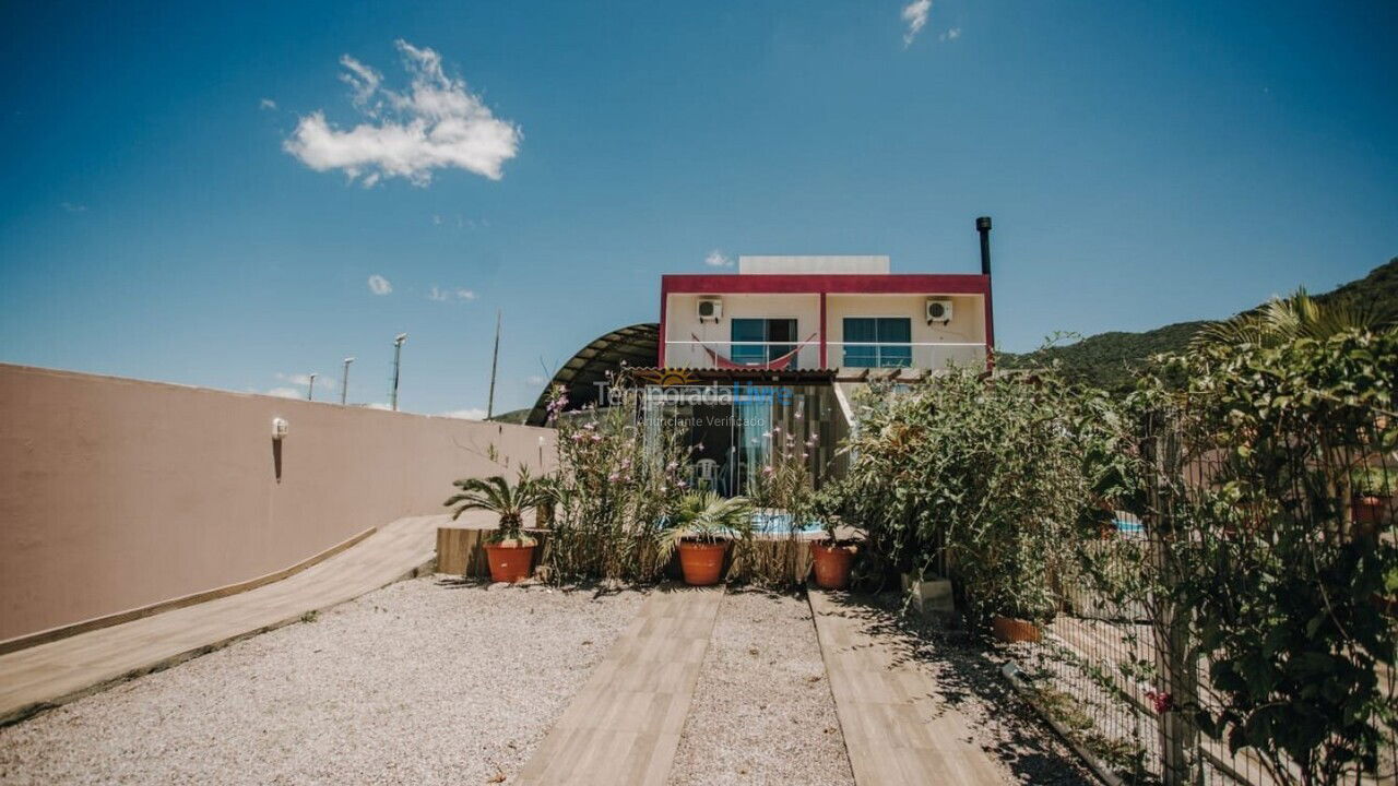 Casa para aluguel de temporada em Governador Celso Ramos (Praia de Palmas)