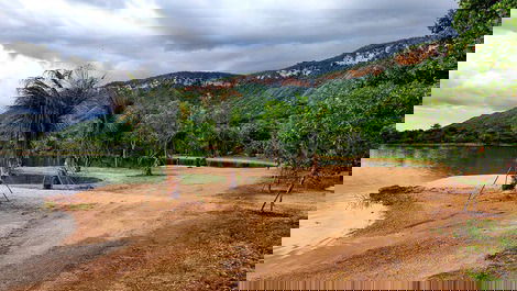 Praia à margem do lago
