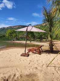 Praia à margem do lago