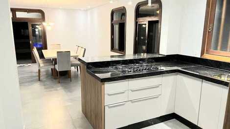 CASA COM PISCINA EM IMBÉ