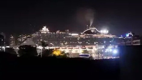 Vista navio a noite