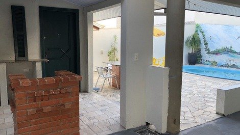 Casa com piscina e WiFi - Balneário Ipanema
