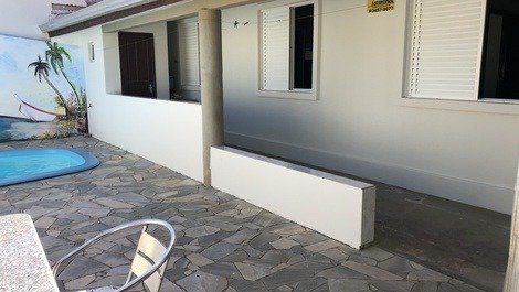 Casa com piscina e WiFi - Balneário Ipanema