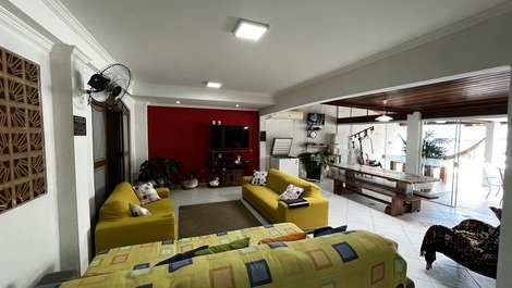 Sala com tv e lâmpada com caixa de som bluetooth.