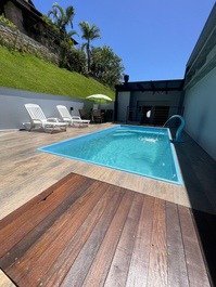 ¡Casa de alto estándar con piscina!