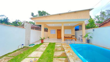 House with pool close to the beach