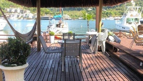 Apartamento en urbanización cerrada en Angra con Deck y vistas al mar