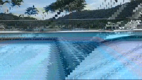 Apartamento en urbanización cerrada en Angra con Deck y vistas al mar