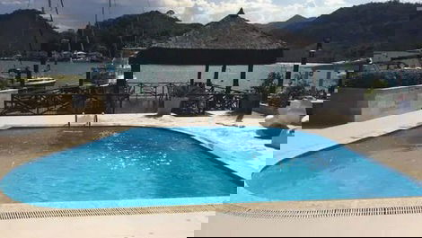 Apartamento en urbanización cerrada en Angra con Deck y vistas al mar