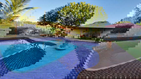 Deck seco e molhado da piscina com prainha para as criancas