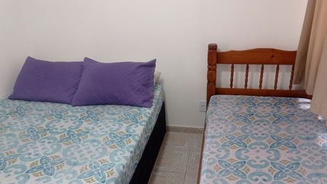 Quarto 2 - cama de casal e uma cama de solteiro 