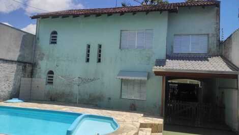 Sobrado em Pontal do Paraná para alugar com piscina e 3 quartos