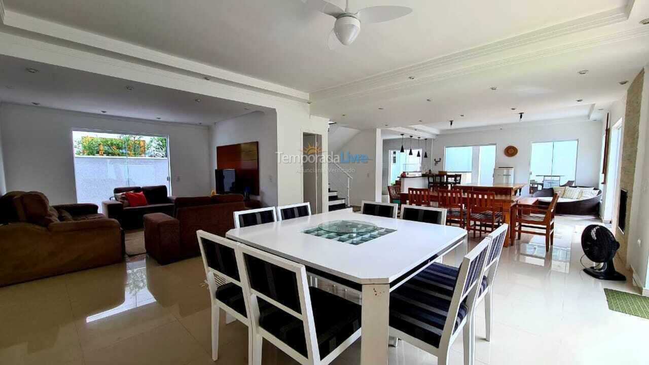 Casa para aluguel de temporada em Caraguatatuba (Praia da Mococa)