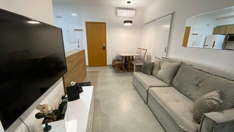 Sala de estar com sofá retrátil,  tv  55 polegadas , wi-fi e sala de jantar com mesa, 4 cadeiras e ar condicionado.