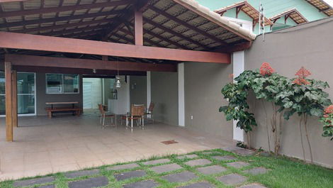 Casa nova com piscina e churrasqueira perto da praia