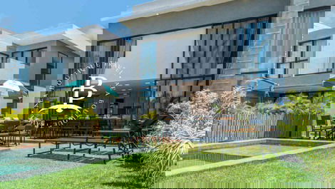 Incrível casa com piscina, condomínio pé na areia!