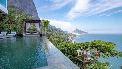 Amazing Luxury Mansion in Joá, overlooking the Sea