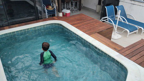 Cobertura duplex com piscina e vista para o mar