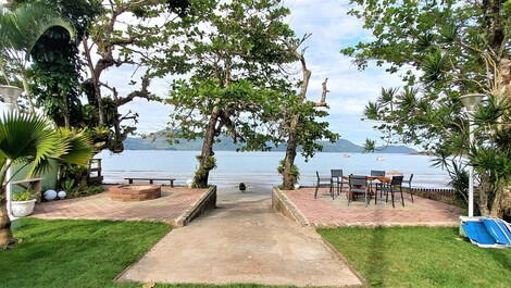 House standing on the sand - Praia da Fortaleza (Ubatuba)