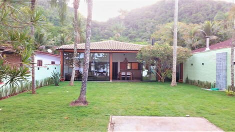 House standing on the sand - Praia da Fortaleza (Ubatuba)