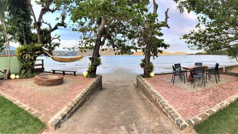 House standing on the sand - Praia da Fortaleza (Ubatuba)