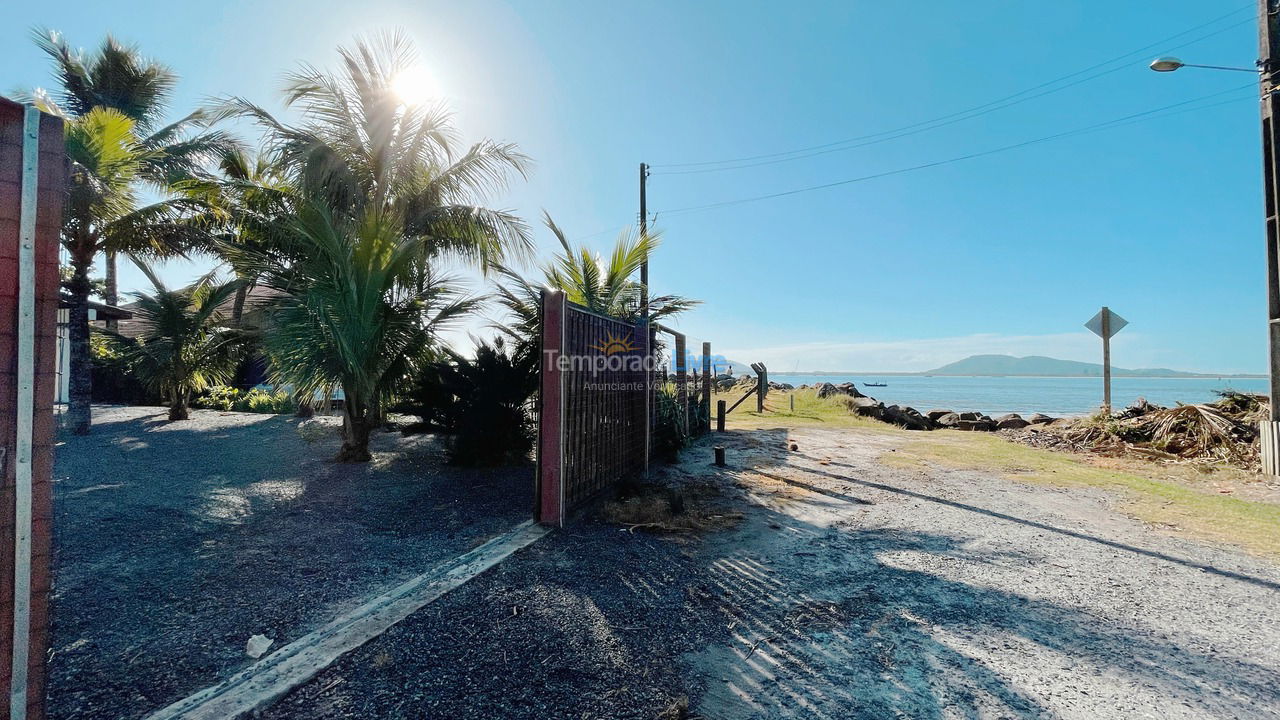 Casa para aluguel de temporada em Itapoá (Balneario Brandalize)