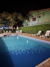 Vista noturna da piscina do condomínio 
